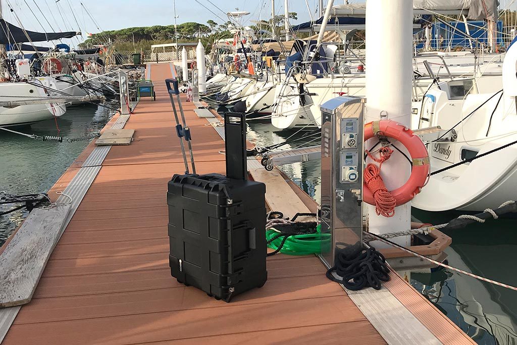 Equipment-Koffer auf dem Steg eines Segelyacht Hafens